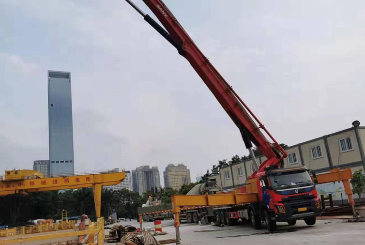 珠三角最长臂架泵车与常规泵车对比：什么情况下必须选用最长臂架