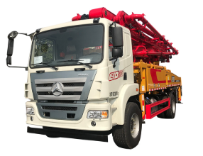 混凝土泵车在千米级摩天大楼施工中的垂直输送系统集成与接力方案全解析